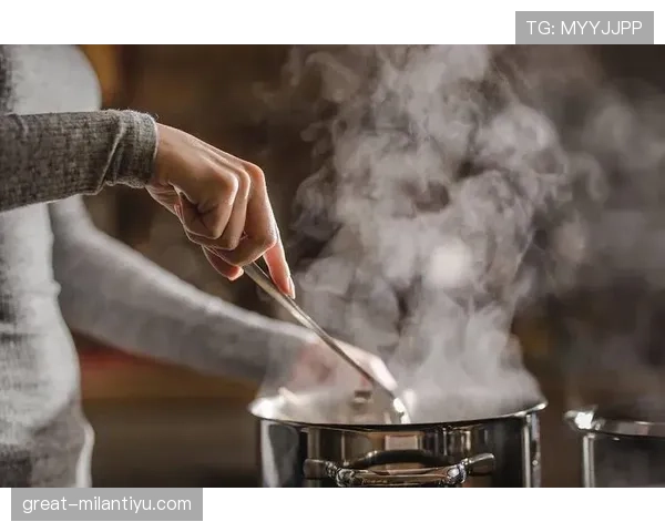 庞伟训练完顺手拎走三斤牛肉,这自律餐看着比我的外卖还香? 庞伟训练完顺手拎走三斤牛肉,这自律餐看着比我的外卖还香?